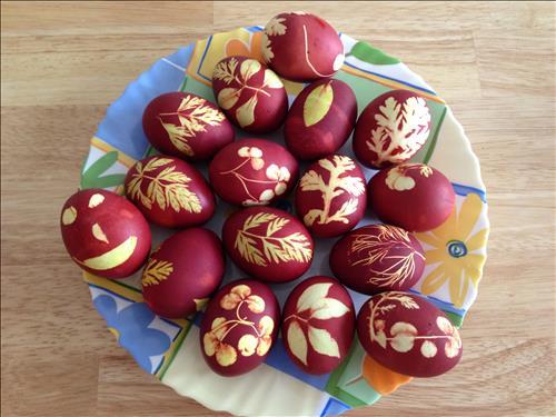 Красить яйца в Пасху